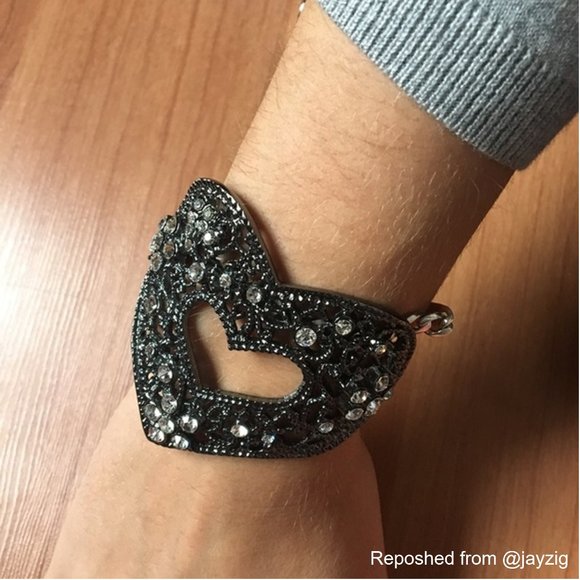 Like new! Metal & rhinestone heart bracelet - Picture 7 of 7